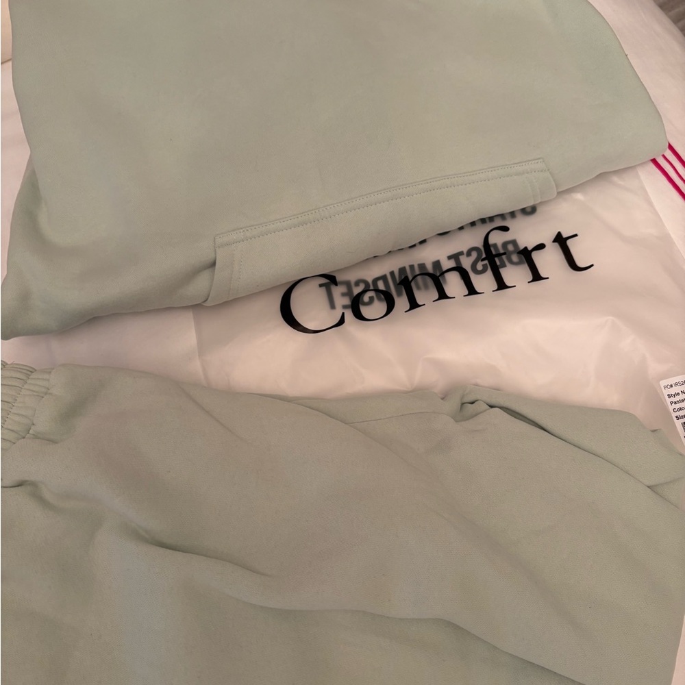 COMFORT NWT Green Sweatshirt + Sweatpants Set